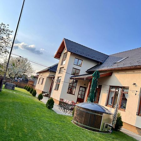 Famives Vendeghaz Bed & Breakfast Racu ภายนอก รูปภาพ