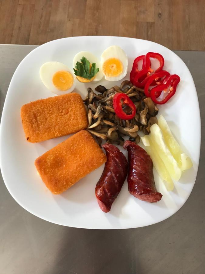 Famives Vendeghaz Bed & Breakfast Racu ภายนอก รูปภาพ