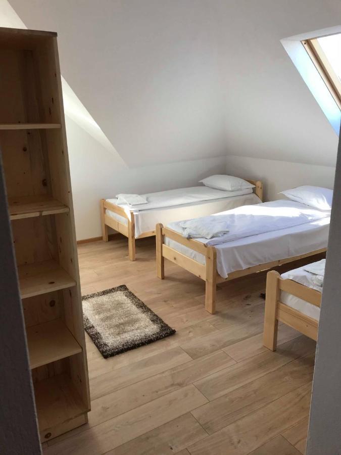 Famives Vendeghaz Bed & Breakfast Racu ภายนอก รูปภาพ