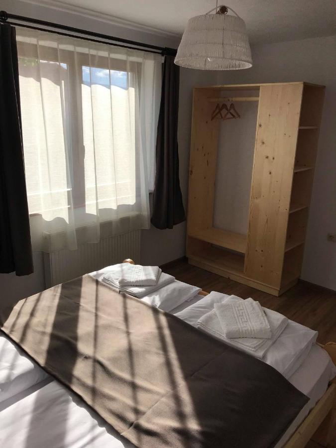 Famives Vendeghaz Bed & Breakfast Racu ภายนอก รูปภาพ