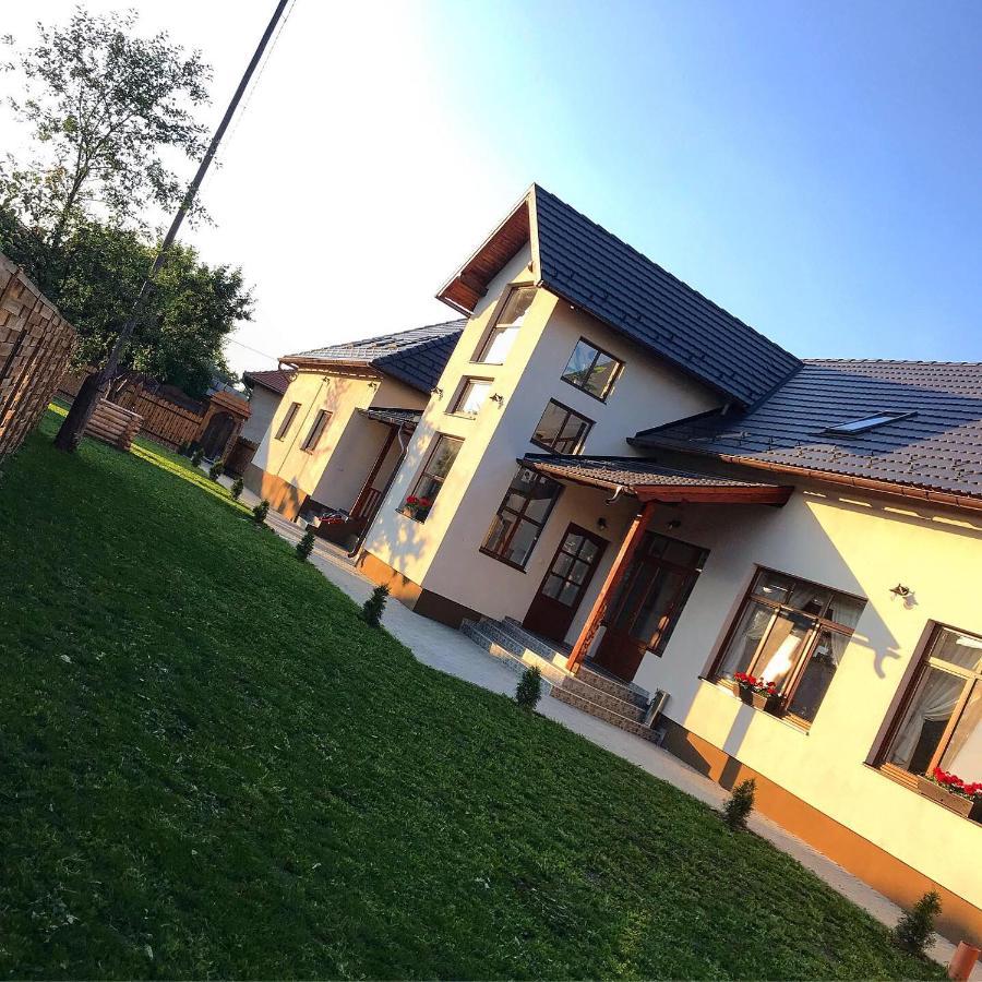 Famives Vendeghaz Bed & Breakfast Racu ภายนอก รูปภาพ