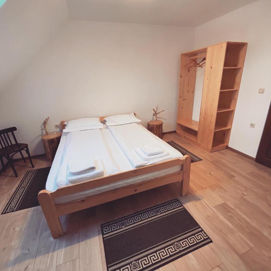 Famives Vendeghaz Bed & Breakfast Racu ภายนอก รูปภาพ