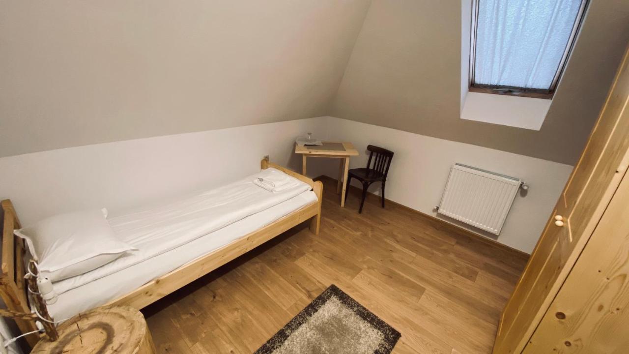 Famives Vendeghaz Bed & Breakfast Racu ภายนอก รูปภาพ
