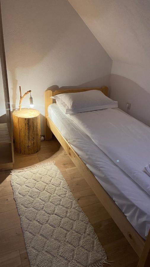 Famives Vendeghaz Bed & Breakfast Racu ภายนอก รูปภาพ