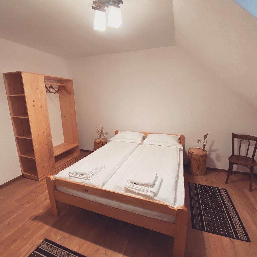 Famives Vendeghaz Bed & Breakfast Racu ภายนอก รูปภาพ