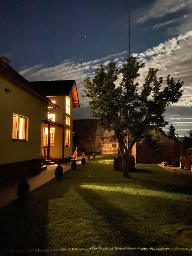 Famives Vendeghaz Bed & Breakfast Racu ภายนอก รูปภาพ