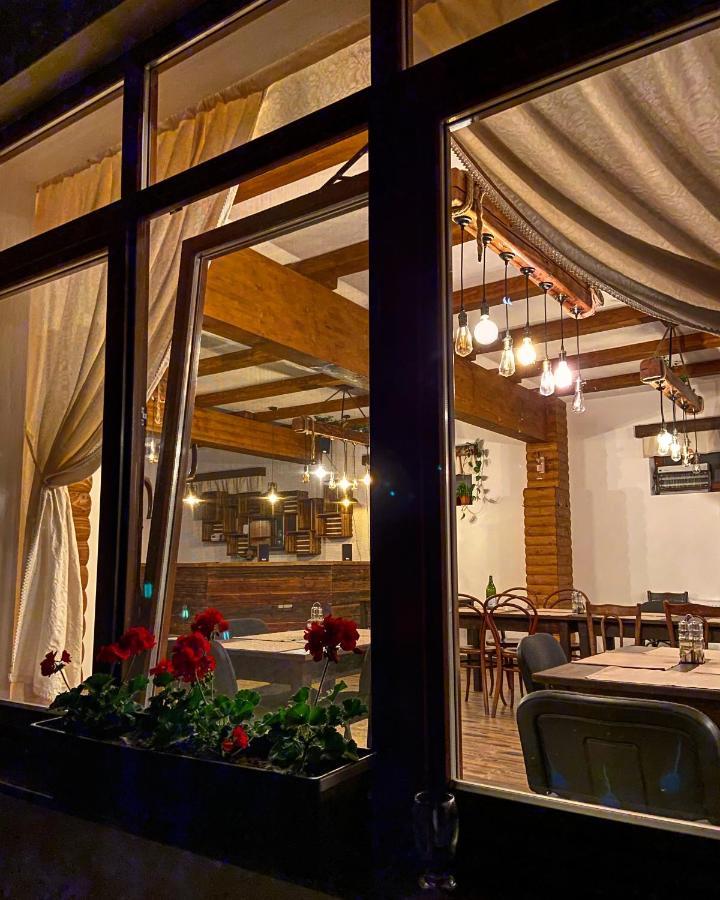 Famives Vendeghaz Bed & Breakfast Racu ภายนอก รูปภาพ