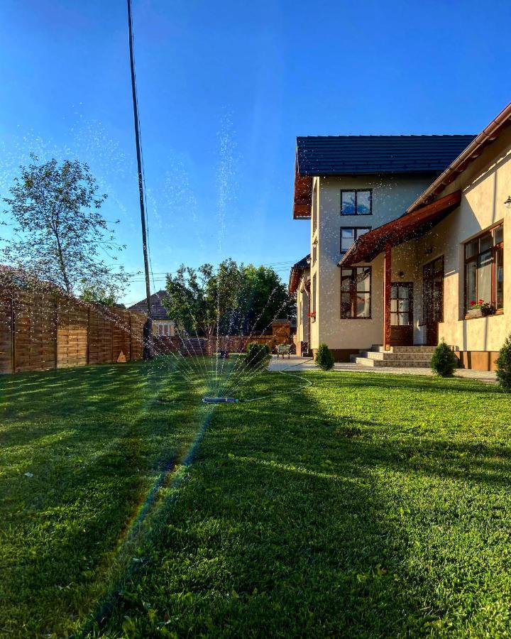 Famives Vendeghaz Bed & Breakfast Racu ภายนอก รูปภาพ