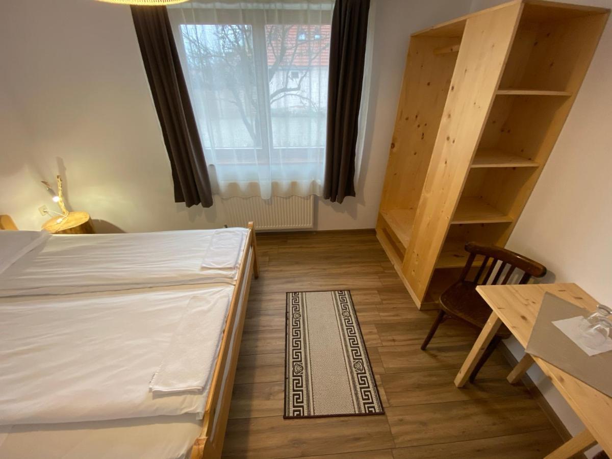 Famives Vendeghaz Bed & Breakfast Racu ภายนอก รูปภาพ
