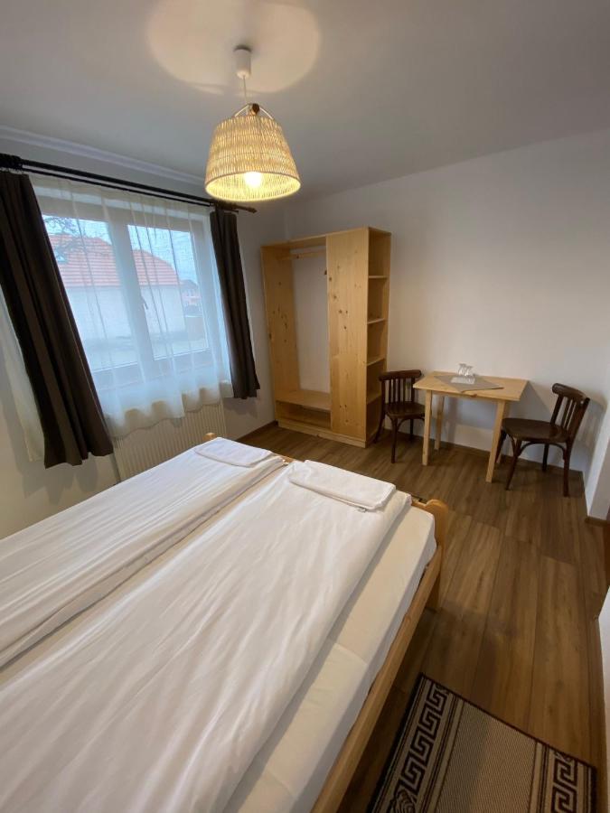 Famives Vendeghaz Bed & Breakfast Racu ภายนอก รูปภาพ