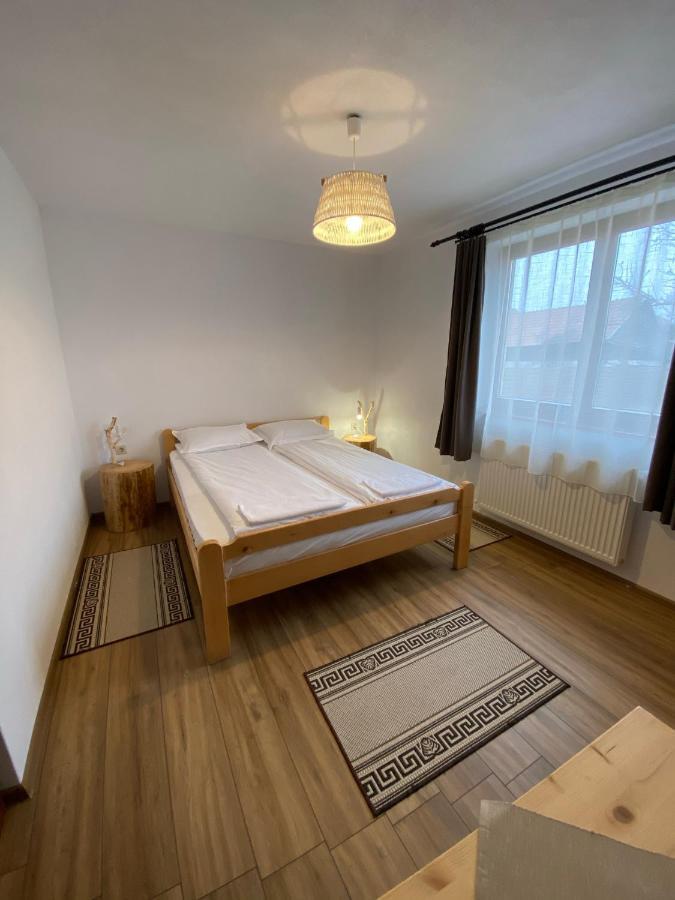 Famives Vendeghaz Bed & Breakfast Racu ภายนอก รูปภาพ