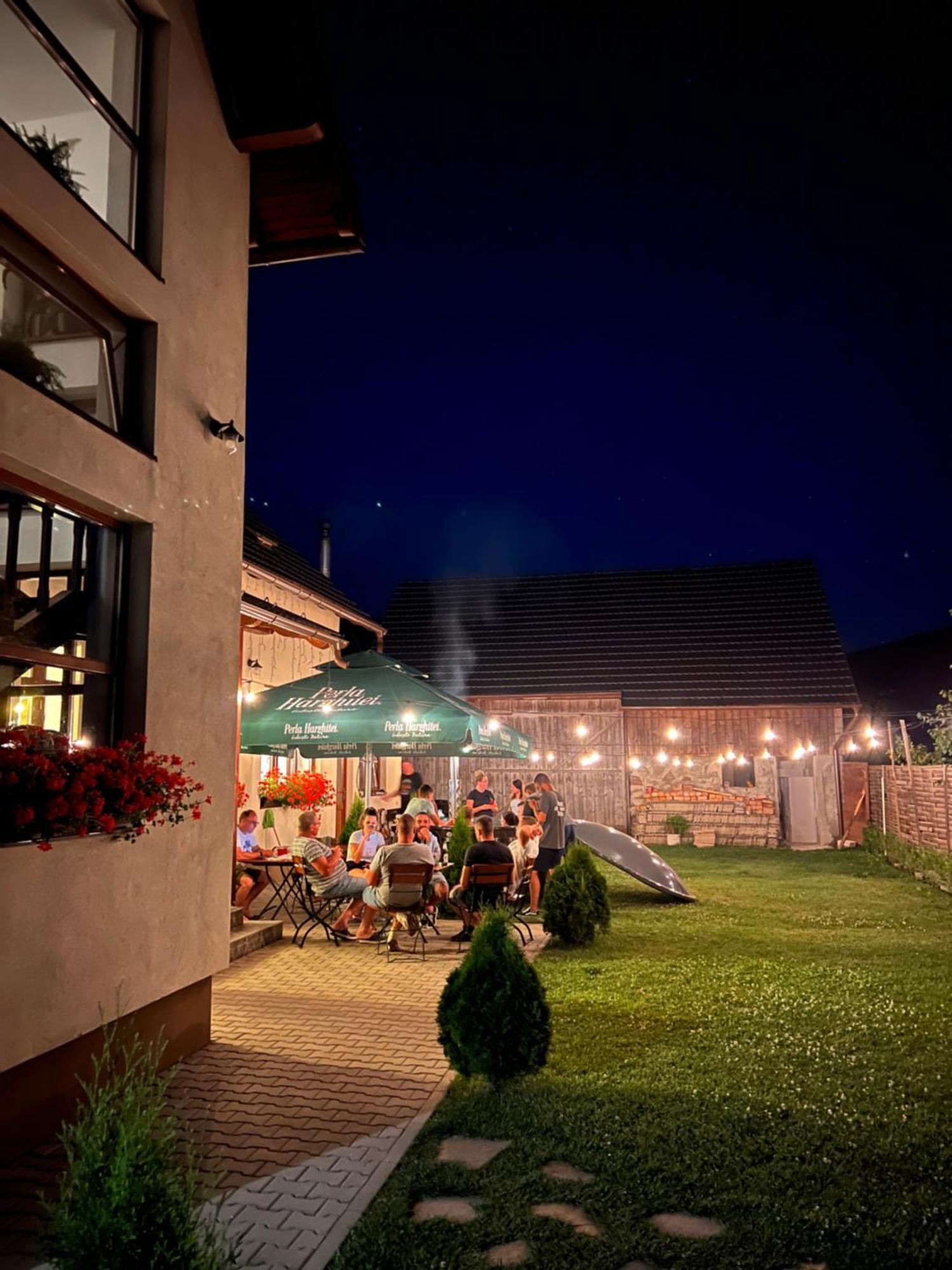 Famives Vendeghaz Bed & Breakfast Racu ภายนอก รูปภาพ