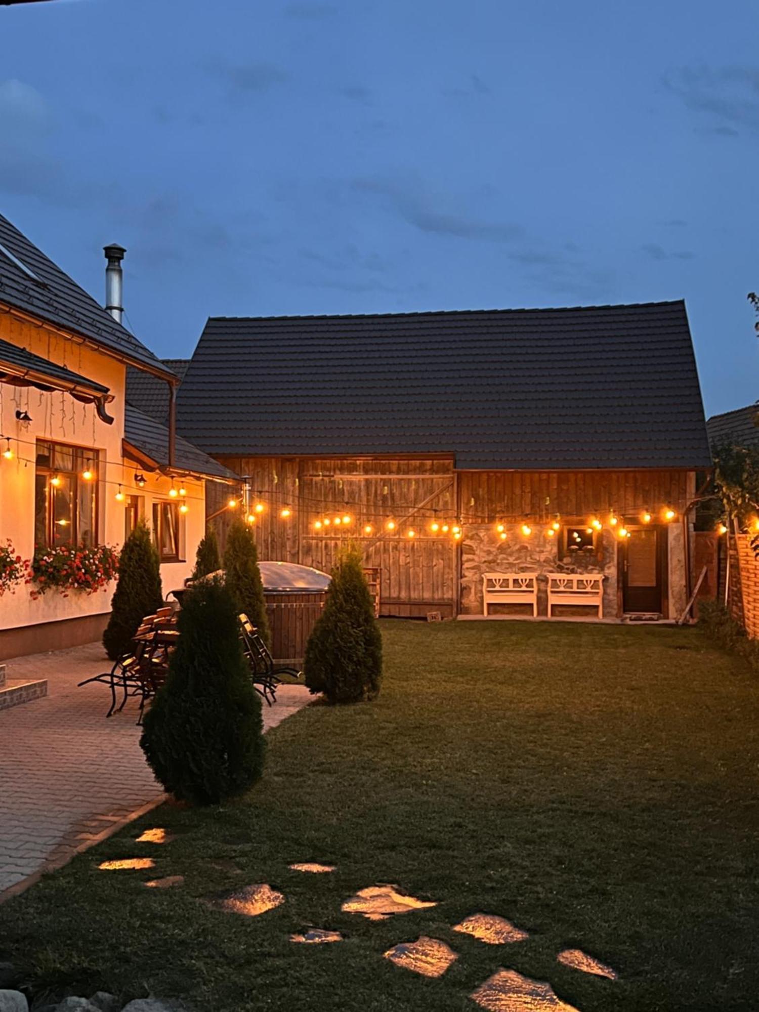 Famives Vendeghaz Bed & Breakfast Racu ภายนอก รูปภาพ