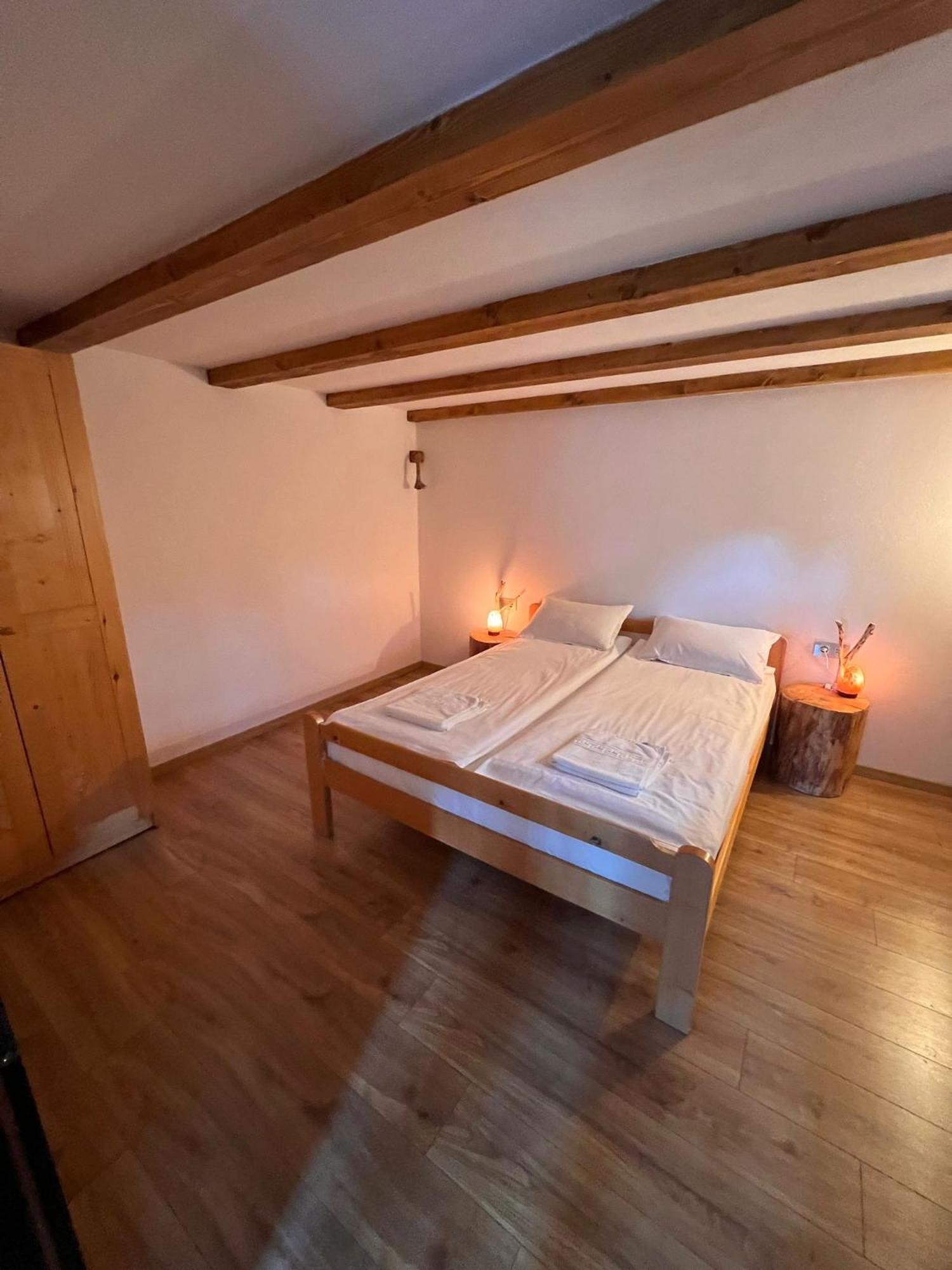 Famives Vendeghaz Bed & Breakfast Racu ภายนอก รูปภาพ
