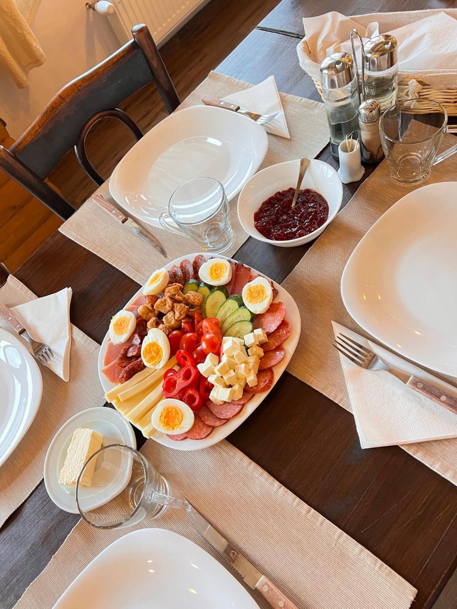 Famives Vendeghaz Bed & Breakfast Racu ภายนอก รูปภาพ